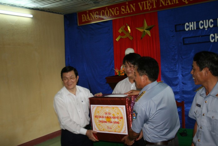 chủ tịch nước thăm và tặng quà cho chi Cục kiểm Ngư số 3 đóng tại Đà Nẵng
