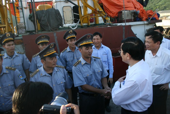 Chủ tịch nước thăm và trò chuyện cùng các Kiểm ngư viên tàu KN 951 bị phía Trung Quốc đâm hư hại hiện đang sửa chữa tại Cảng Sông Thu TP Đà Nẵng