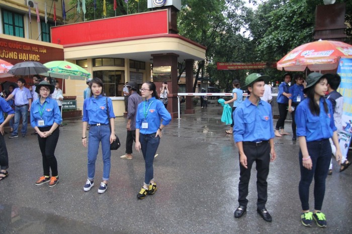 Sĩ tử Hà Nội đội mưa đến địa điểm đăng ký dự thi ảnh 4