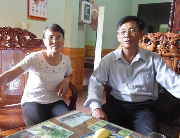 Ông Việt cùng vợ kể lại những năm tháng công tác xa nhà