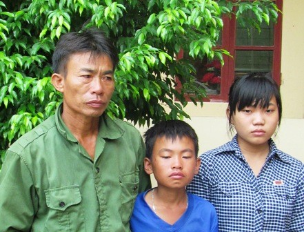 Cháu Đạt (ở giữa) trong vòng tay của Bố và chị gái mình sau mấy ngày thất lạc