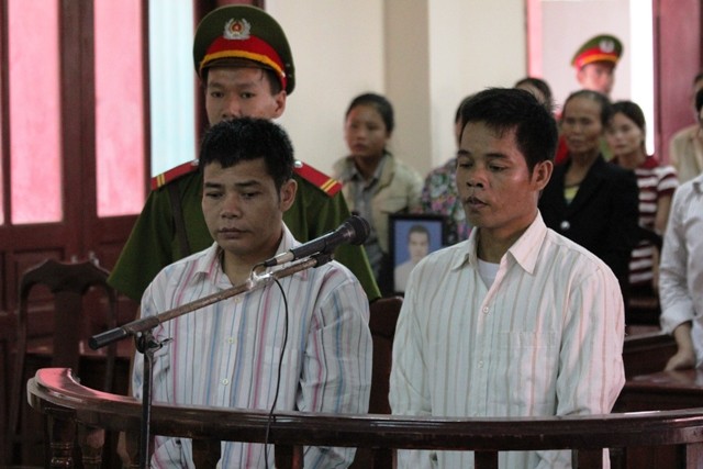 Hai bị cáo Hồ Văn Thành và Hồ Văn Công tại phiến xét xử sơ thẩm ngày 30/5.