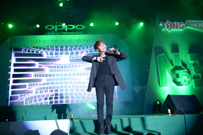 Sơn Tùng M-TP thể hiện loạt ca khúc đình đám của mình trong chương trình Ngày hội Neo 3.