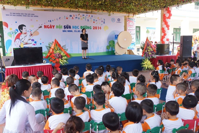 Bà Bùi Thị Hương, Giám đốc Điều hành Vinamilk – chia sẻ kinh nghiệm triển khai chương trình Sữa học đường ở các Tỉnh.