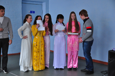 Nữ sinh Nga làm nem rán, nhảy sạp và mặc áo dài Việt Nam ảnh 1