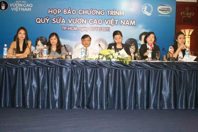 Quỹ sữa “Vươn cao Việt Nam” lại đến với trẻ em nghèo ảnh 1
