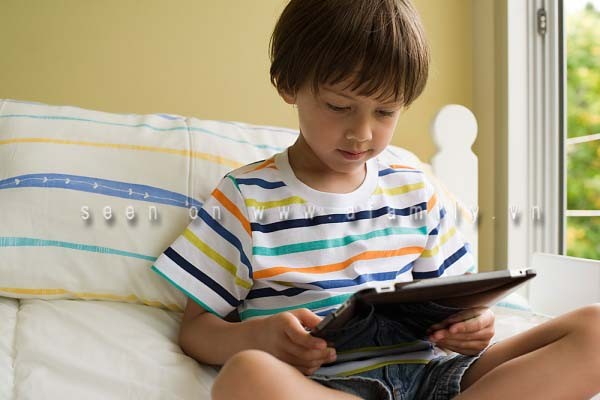 Không nên cho trẻ sử dụng iPad quá sớm ảnh 1