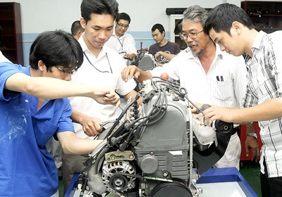 Sinh viên Khoa kỹ thuật ô tô Trường ĐH Bách khoa TPHCM trong giờ thực tập trên máy.