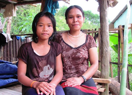 Em Alăng Thị Phước (bên trái), một tấm gương vượt khó học tập ở làng Aduông 2.