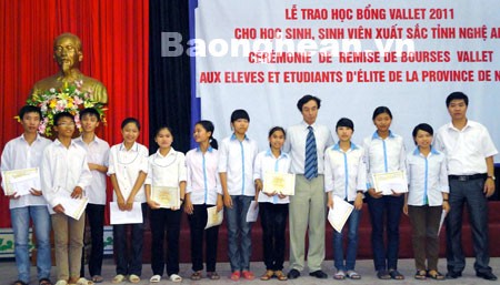 Em Nguyễn Thị Hằng (thứ 3 từ bên phải sang) trong LễTrao học bổng Vallet 2011