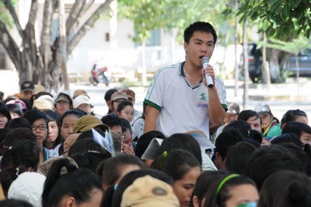 Học sinh tỉnh Bình Thuận đặt câu hỏi trực tiếp với các thầy cô tại buổi tư vấn tuyển sinh CĐ- ĐH 2012 - Ảnh: Minh Đức- Tuổi Trẻ