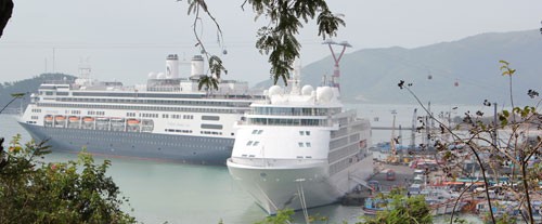 Tàu du lịch cập cảng Nha Trang