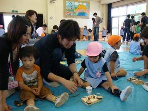 Một buổi học về cách dạy trẻ sử dụng đồ gia dụng tại trường mầm non Nhật Bản