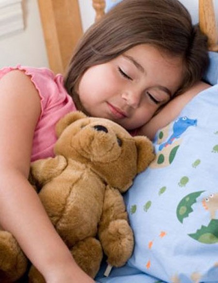 Tổng cộng thời gian ngủ của bé từ 2-3 tuổi cả giấc đêm và giấc ngày là 10 – 12 tiếng.(ảnh minh họa)