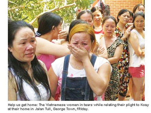 Một bức hình chụp cảnh công nhân nữ VN khóc đăng trên báo The Star, với chú thích: Hãy giúp đưa chúng tôi về nhà