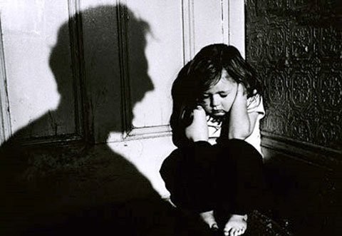 Do bị dọa nạt, một số bé gái bị xâm hại tình dục không dám nói với cha mẹ hoặc những người thân. (Ảnh minh họa)