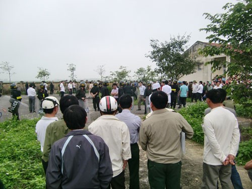 Người thân của nạn nhân cùng rất đông người dân tập trung về nhà xác bệnh viện Can Lộc sau khi sự việc xảy ra.