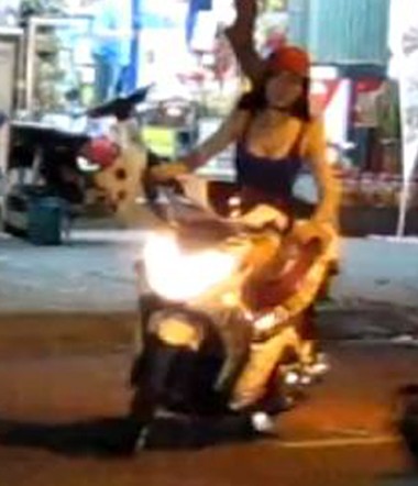Một gái mại dâm đi xe tay ga bắt khách trên đường Nguyễn Bỉnh Khiêm, quận 1. Ảnh: C.L