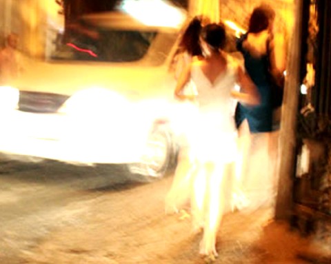 3 chân dài đang bước theo các vị khách nước ngoài lên taxi trên đường Ngô Văn Năm (quận 1). Ảnh: C.L.
