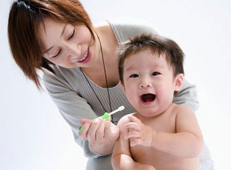 Trẻ từ 3 tuổi trở cần được hướng dẫn cách đánh răng bằng bàn chải và kem đánh răng.