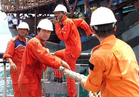 Lực lượng cứu nạn đưa tàu cá Quảng Nam vào bờ. Ảnh: Mỹ Giang.