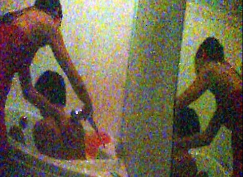 Màn tắm cho khách của nữ nhân viên quán massage Vi Vi (quốc lộ 1A, quận Thủ Đức). Ảnh: C.L
