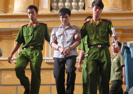 Nguyễn Tấn Lợi bị dẫn giải sau phiên tòa .