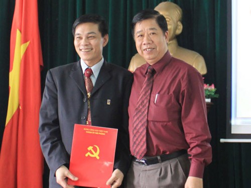 Ông Đan Đức Hiệp (phải) trao quyết định bổ nhiệm cho ông Nguyễn Văn Tùng (trái) - Ảnh: Haiphong.gov.vn