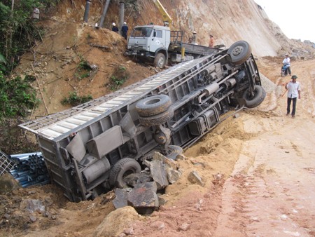 Sau khi leo dốc bất thành, chiếc xe tải đã lật nghiêng xuống hố nước bên cạnh