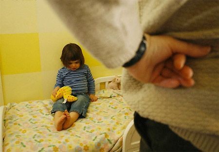 Không ít đứa trẻ bị đánh chửi quá nhiều lần và vô căn cứ, trở nên sợ hãi khi đứng trước bố mẹ.
