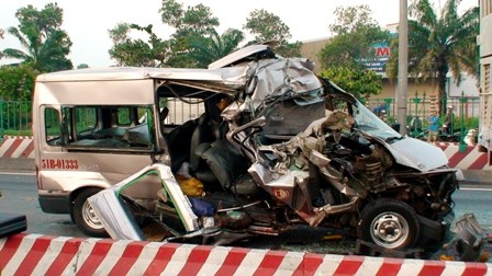 Chiếc xe ô tô chở khách bị biến dạng hoàn toàn sau vụ tai nạn