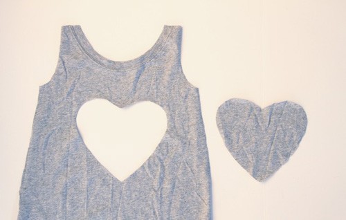 Cắt hình trái tim ở phần thân trước của chiếc áo. Kích thước trái tim lớn hay nhỏ tùy thuộc vào chiếc áo bạn cắt cho hợp lý. Để cắt trái tim cho đẹp, bạn nên cắt trái tim trên giấy làm mẫu sau đó mới cắt trên vải.