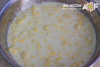 Trộn hai hỗn hợp chuối và bột lại với nhau cho đều. Bạn có thể giữ lại vài lát chuối không không trộn để khi hấp xếp lên bề mặt bánh cho đẹp.