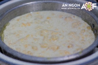 Dùng 1 cái khuôn hấp bánh, phết ít dầu quanh khuôn, bỏ vào nồi hấp, khi khuôn hấp nóng lên thì đổ hỗn hợp bột - chuối vào.