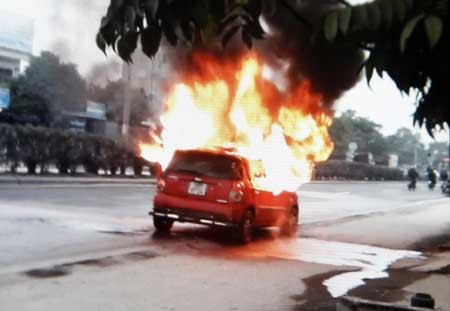 Chiếc xe Kia Morning BKS 16H-8724 bị cháy.