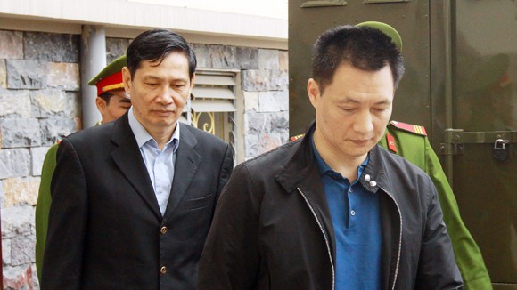 Dẫn giải bị cáo Phạm Thanh Bình (đi sau) vào phòng xét xử