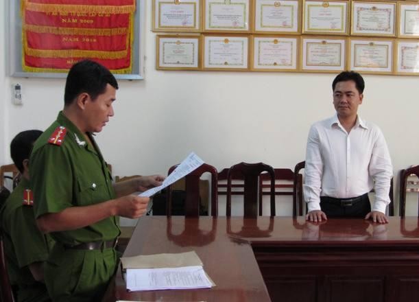 Công an Cần Thơ đọc quyết định khởi tố bị can Huỳnh Thanh Hùng (áo trắng).