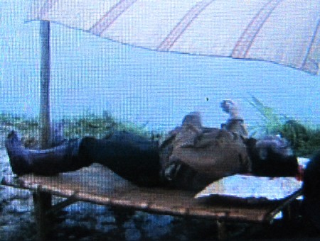 Theo người nhà nạn nhân, tư thế của Ngô Văn Bình không giống với người chết vì ngạt nước (Ảnh chụp qua clip)