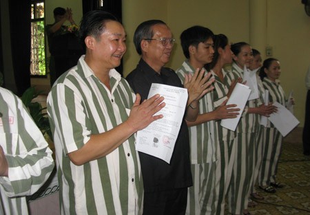 Một Xiêng Phênh tươi rói với những lời cảm ơn pháp luật VN trong buổi lễ đặc xá năm 2010.