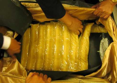 Valy 2 đáy dùng vận chuyển ma túy vừa được phát hiện. Ảnh: hải quan sân bay Tân Sơn Nhất