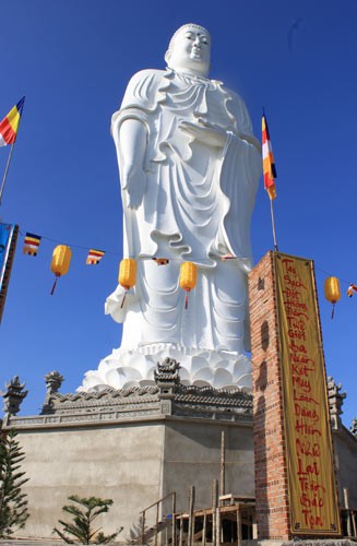Tượng Phật A Di Đà lớn nhất Việt Nam cao 44 m. Đường kính tòa sen chân đế là 24 m. Ảnh: Mỹ Giang.