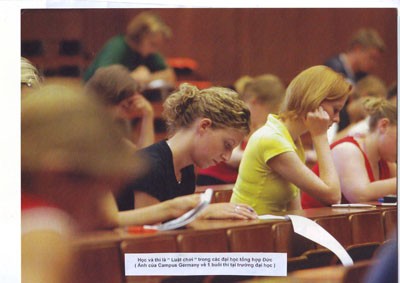 Một buổi thi trong Trường ĐH Tổng hợp Đức, tại bản Scan 10024 .