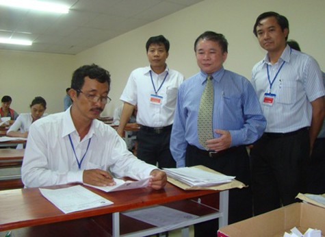 Thứ trưởng Bộ GD&ĐT Bùi Văn Ga kiểm tra công tác chấm thi tại TP.HCM (Ảnh - Internet)