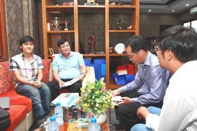 Nhà báo Nguyễn Công Khế (thứ 2 từ trái sang) và đại diện Eximbank trao đổi với Vưu Thông Nguyên - Ảnh: Nghĩa Phạm