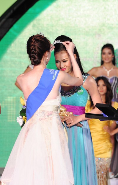 Miss Ngôi Sao 2011 Kim Phượng đã lên trao vương miện cho tân Miss Ngôi Sao. >>BẤM ĐÂY XEM CẬP NHẬT ĐIỂM THI ĐẠI HỌC, CAO ĐẲNG NHANH NHẤT 2012