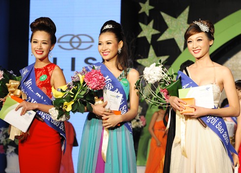 Niềm vui của Bích Khanh như vỡ òa khi chính thức trở thành Miss Ngôi Sao 2012. >>BẤM ĐÂY XEM CẬP NHẬT ĐIỂM THI ĐẠI HỌC, CAO ĐẲNG NHANH NHẤT 2012