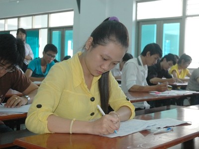 Thí sinh làm bài thi môn Văn sáng 9-7 tại trường ĐH Tôn Đức Thắng.