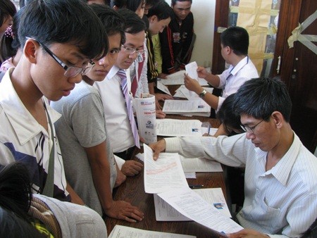 Học sinh nộp hồ sơ thi ĐH 2012