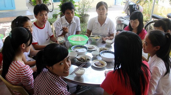 Bữa cơm ấm áp ở nhà bảo trợ học sinh nghèo hiếu học Phú Thượng.