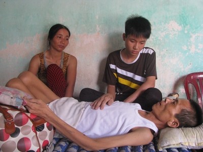 Việt và mẹ chăm sóc bố. Ảnh: Hoàng Lam.
